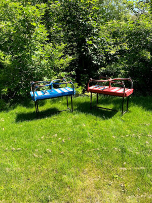 zweefmolenbankje rood blauw tuin