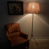 vintage staande lamp driepoot brandende