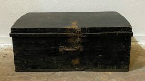 oude zwarte houten kist