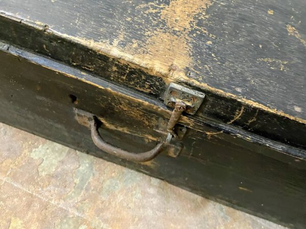 1311zwartehoutenkist12 oude zwarte kist