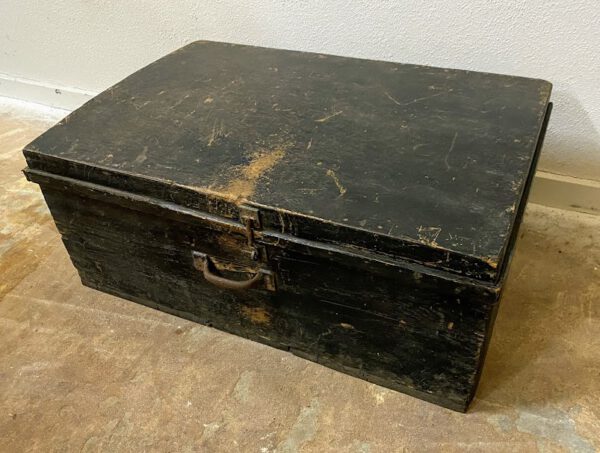 1311zwartehoutenkist2 oude zwarte opberg kist