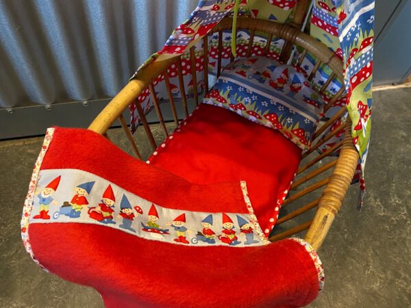 1196 rotan poppenwieg stenzo kabouterstof2 Rotan poppenwiegje met Stenzo kabouterstof. Verkocht.