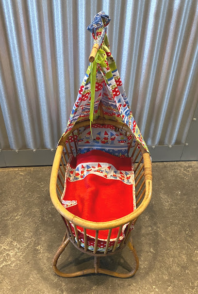 1196 rotan poppenwieg stenzo kabouterstof5 Rotan poppenwiegje met Stenzo kabouterstof. Verkocht.