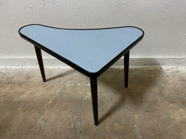 1395driehoektafelformicablauw Vintage bijzettafeltje. Verkocht.