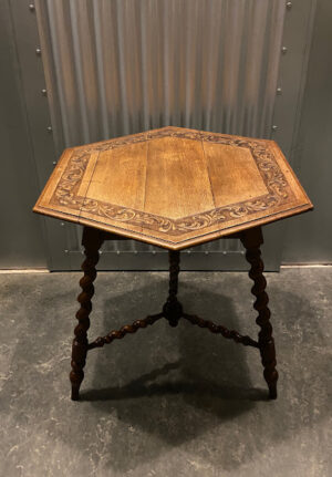 Handgesneden antieke tafel, 6-zijdig, 3 gedraaide poten.