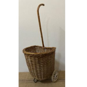 Vintage rieten boodschappenkar met origineel handvat. Verkocht