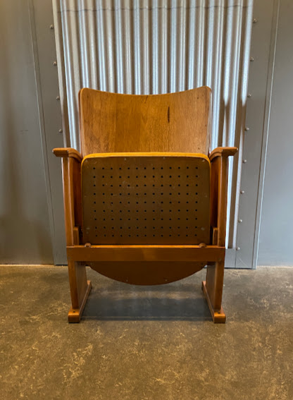 bioscoopstoel bioscoopstoel vintage, houten rugleuning, zachtgele comfortabele zitting, opgeklapt.