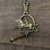 Messing hanger in de vorm van een hoefijzer met paard erin waaronder een inklapbare stang waarop items gehangen kunnen worden