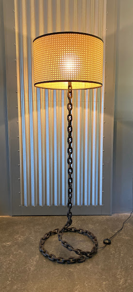 Brandende Brutalist vloerlamp, stijl van Franz West, gemaakt van ketting en bakeliet schakelaar.