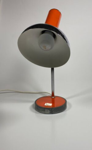 mid century vintage oranje chroom burolamp goosneck met witte achtergrond