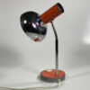 achterkant mid century oranje chroom bureaulamp met witte achtergrond