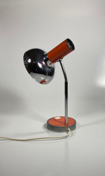 achterkant mid century oranje chroom bureaulamp met witte achtergrond