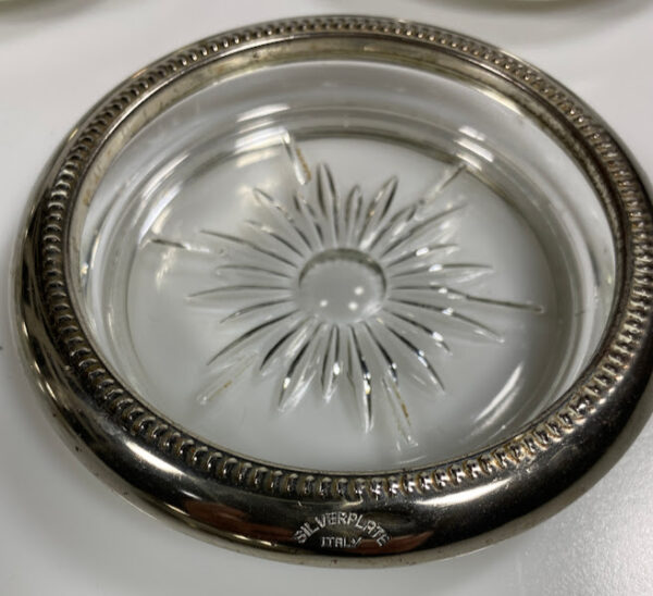 verzilverde glas onderzettes Leonard Italy2 6 x persglazen onderzetters met verzilverde rand, 2 daarvan voorzien van stempel Leonard Italy
