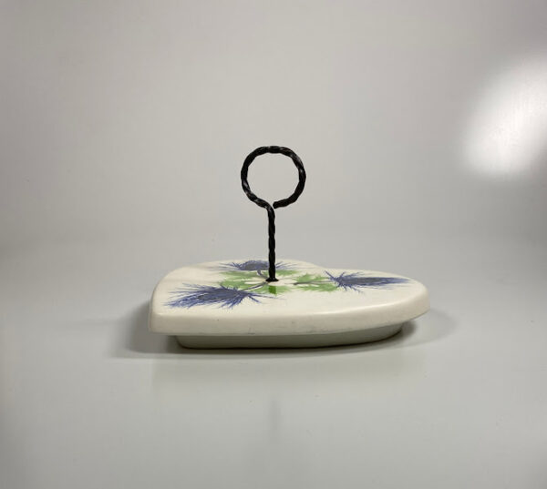 vintage presenteertableau plateel met 3 distels Vintage presenteertableau waarop 3 prachtige distels geschilder, voorzien van gedraaide ijzeren ring als handgreep