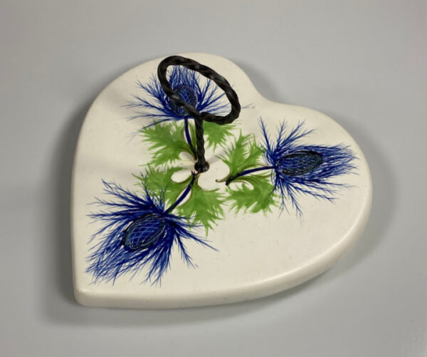 vintage presenteertableau plateel met 3 distels2 Vintage, presenteertableau waarop drie geschilderde distels voorzien van ijzeren ring als handgreep