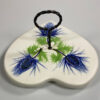 Vintage plateel presenteertableau met daarop 3 geschilderde distels, voorzien van ijzeren ring op steel als handgreep
