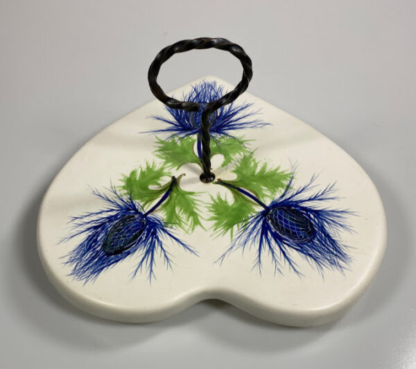 vintage presenteertableau plateel met 3 distels5 Vintage plateel presenteertableau met daarop 3 geschilderde distels, voorzien van ijzeren ring op steel als handgreep